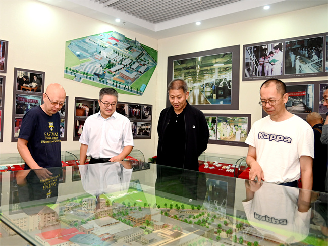 紅塔集團(tuán)二級(jí)業(yè)務(wù)經(jīng)理朱雄偉一行到營煙調(diào)研 